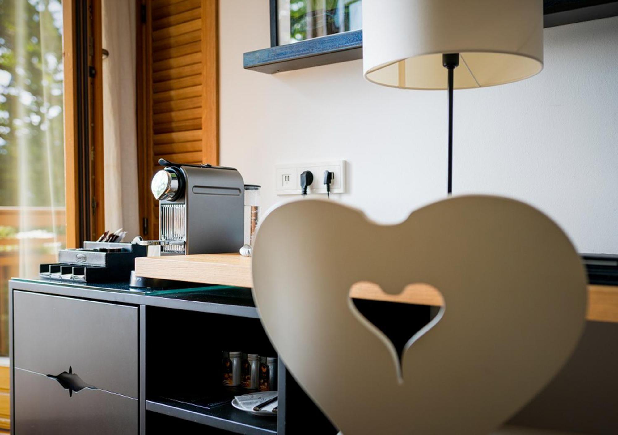 Das Тегернзе Екстер'єр фото A Nespresso machine in a hotel room
