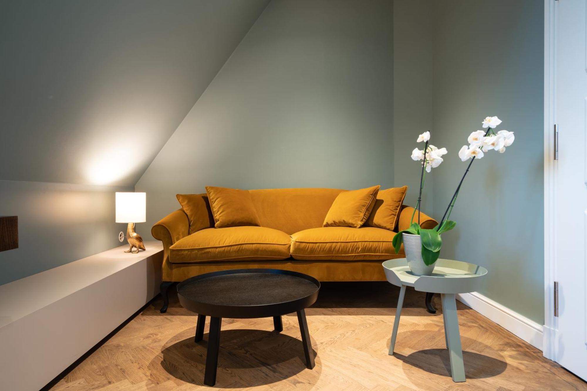 Das Тегернзе Екстер'єр фото A living room with a sofa